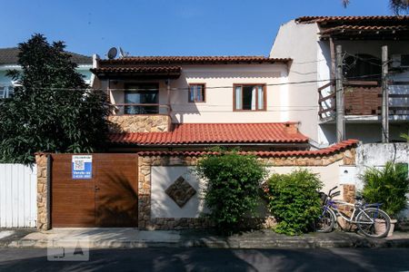 Casa de condomínio à venda com 120m², 3 quartos e 2 vagasFachada