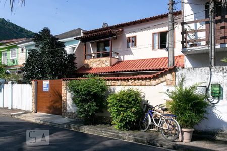 Casa de condomínio à venda com 120m², 3 quartos e 2 vagasFachada