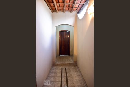 Casa para alugar com 180m², 3 quartos e 2 vagas Casa para alugar com 180m², 3 quartos e 2 vagasCorredor de acesso a casa