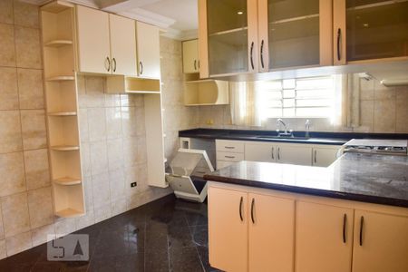 Casa para alugar com 180m², 3 quartos e 2 vagas Casa para alugar com 180m², 3 quartos e 2 vagasCozinha - Armários