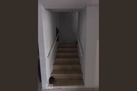 Casa para alugar com 280m², 4 quartos e 3 vagas Casa para alugar com 280m², 4 quartos e 3 vagasEscada