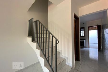 Escada de casa à venda com 2 quartos, 67m² em Parque Industrial das Oliveiras, Taboão da Serra