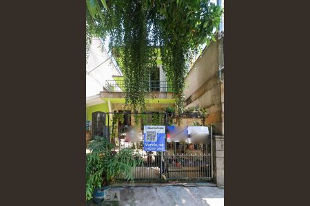 Casa à venda com 120m², 3 quartos e 2 vagas Casa à venda com 120m², 3 quartos e 2 vagasFachada