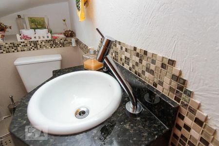 Casa de condomínio à venda com 120m², 3 quartos e 2 vagasLavabo