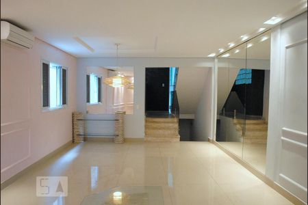 Sala de casa à venda com 4 quartos, 252m² em Sítio da Figueira, São Paulo