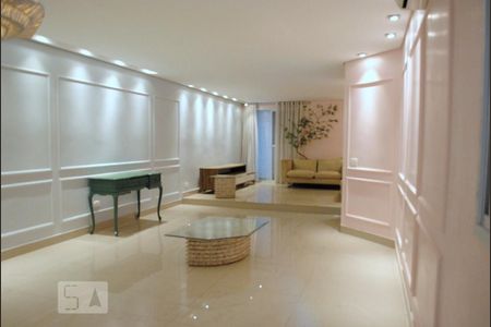 Casa à venda com 252m², 4 quartos e 5 vagasSala