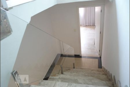 Casa à venda com 252m², 4 quartos e 5 vagasEscada