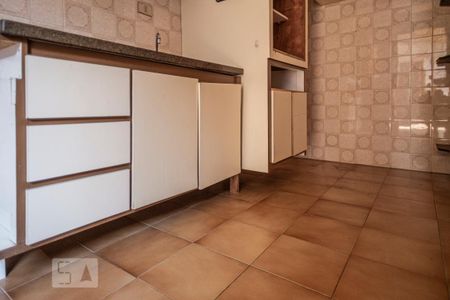 Casa de condomínio à venda com 150m², 3 quartos e 2 vagas Casa de condomínio à venda com 150m², 3 quartos e 2 vagasCozinha Armarios