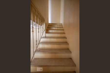 Casa de condomínio à venda com 150m², 3 quartos e 2 vagas Casa de condomínio à venda com 150m², 3 quartos e 2 vagasEscada