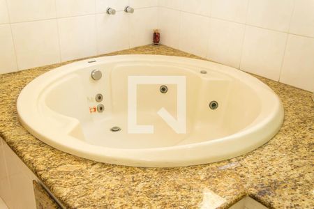 Casa à venda com 292m², 4 quartos e 4 vagas Casa à venda com 292m², 4 quartos e 4 vagasBanheiro da Suíte 3