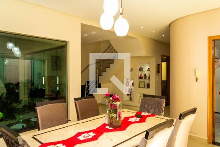 Casa à venda com 292m², 4 quartos e 4 vagas Casa à venda com 292m², 4 quartos e 4 vagasSala de Jantar
