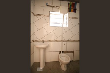 Banheiro de casa para alugar com 2 quartos, 60m² em Vila Zat, São Paulo