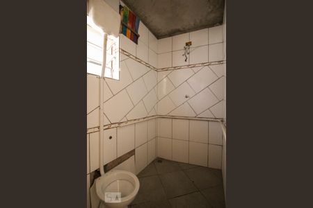 Banheiro de casa para alugar com 2 quartos, 60m² em Vila Zat, São Paulo