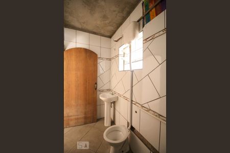 Banheiro de casa para alugar com 2 quartos, 60m² em Vila Zat, São Paulo