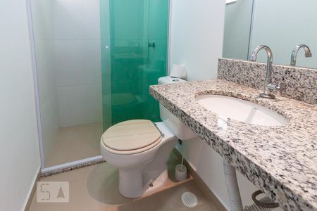 Banheiro de kitnet/studio para alugar com 1 quarto, 22m² em Jardim Ester Yolanda, São Paulo