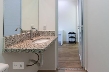 Banheiro de kitnet/studio para alugar com 1 quarto, 22m² em Jardim Ester Yolanda, São Paulo