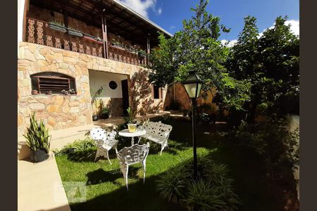 Casa à venda com 440m², 5 quartos e 2 vagas Casa à venda com 440m², 5 quartos e 2 vagasQuintal