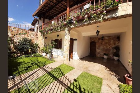 Casa à venda com 440m², 5 quartos e 2 vagas Casa à venda com 440m², 5 quartos e 2 vagasFachada