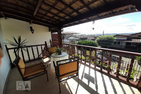 Casa à venda com 440m², 5 quartos e 2 vagas Casa à venda com 440m², 5 quartos e 2 vagasVaranda da Sala de TV