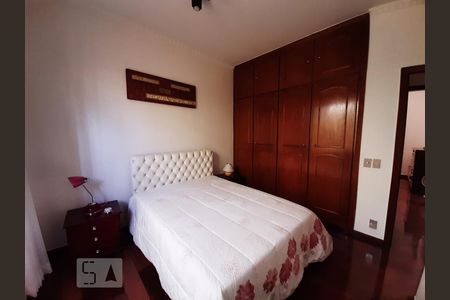 Casa à venda com 440m², 5 quartos e 2 vagas Casa à venda com 440m², 5 quartos e 2 vagasQuarto 4 - Suíte