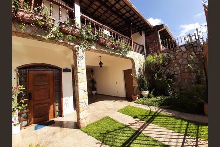 Casa à venda com 440m², 5 quartos e 2 vagas Casa à venda com 440m², 5 quartos e 2 vagasFachada