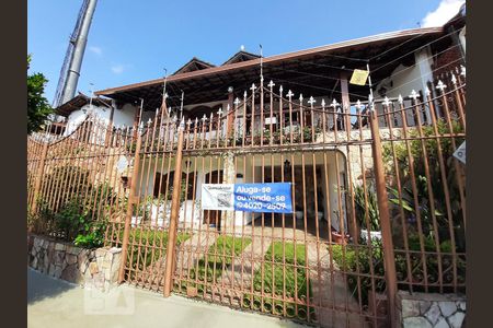 Casa à venda com 440m², 5 quartos e 2 vagas Casa à venda com 440m², 5 quartos e 2 vagasFachada