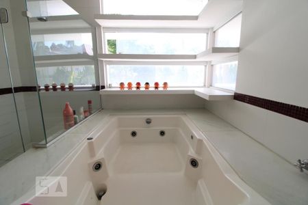 Casa à venda com 600m², 6 quartos e 1 vagaBanheira da suíte 1