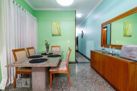 Casa à venda com 221m², 3 quartos e 2 vagasSala de jantar