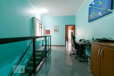 Casa à venda com 221m², 3 quartos e 2 vagasEscada