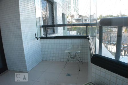 Sala com varanda de apartamento para alugar com 4 quartos, 137m² em Caminho das Árvores, Salvador