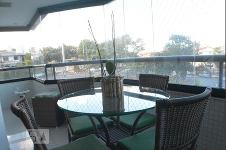 Sala com varanda de apartamento para alugar com 4 quartos, 137m² em Caminho das Árvores, Salvador