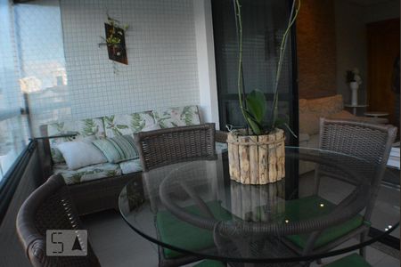 Sala com varanda de apartamento para alugar com 4 quartos, 137m² em Caminho das Árvores, Salvador