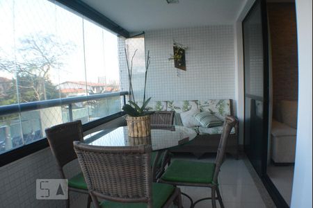 Sala com varanda de apartamento para alugar com 4 quartos, 137m² em Caminho das Árvores, Salvador