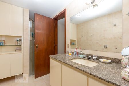 Apartamento à venda com 200m², 4 quartos e 3 vagasBanheiro da Suíte 1