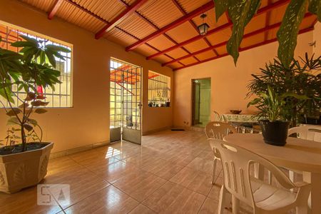 Casa à venda com 225m², 3 quartos e 5 vagasQuintal