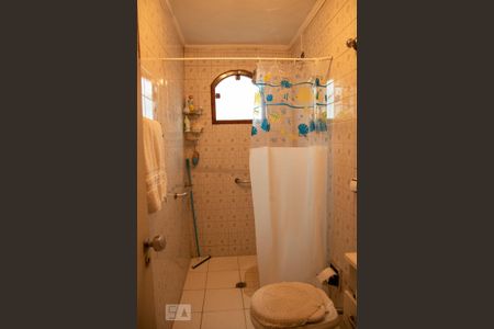 Casa à venda com 240m², 3 quartos e 5 vagasBanheiro do Quarto 1