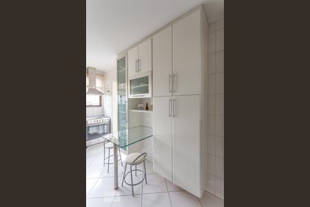 Apartamento à venda com 93m², 2 quartos e 3 vagas Apartamento à venda com 93m², 2 quartos e 3 vagasCozinha