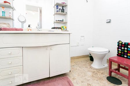 Casa à venda com 451m², 4 quartos e 5 vagasBanheiro da Suite 1