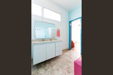 Casa à venda com 451m², 4 quartos e 5 vagasBanheiro da Suite 2