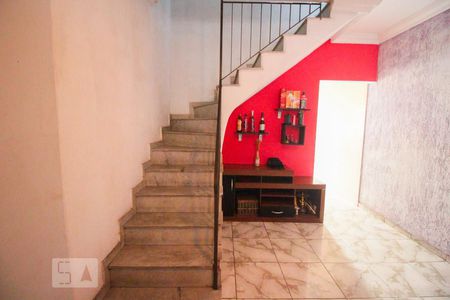 Escada da Sala de casa à venda com 2 quartos, 69m² em Vila Carmosina, São Paulo