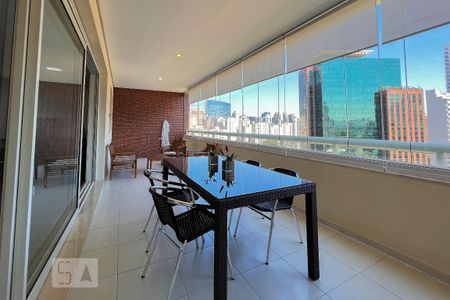 Apartamento para alugar com 151m², 3 quartos e 3 vagas Apartamento para alugar com 151m², 3 quartos e 3 vagasVaranda