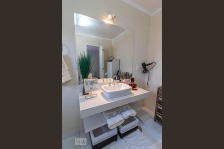 Casa à venda com 205m², 4 quartos e 2 vagas Casa à venda com 205m², 4 quartos e 2 vagasBanheiro da Suíte 1