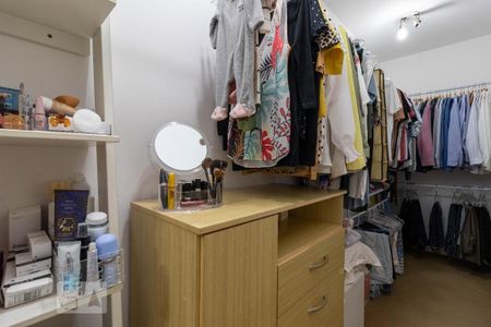 Casa à venda com 205m², 4 quartos e 2 vagas Casa à venda com 205m², 4 quartos e 2 vagasCloset da Suíte 1