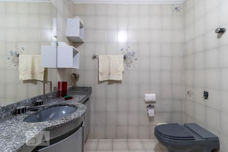 Casa à venda com 205m², 4 quartos e 2 vagas Casa à venda com 205m², 4 quartos e 2 vagasBanheiro 2