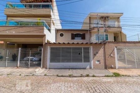 Casa à venda com 205m², 4 quartos e 2 vagas Casa à venda com 205m², 4 quartos e 2 vagasFachada