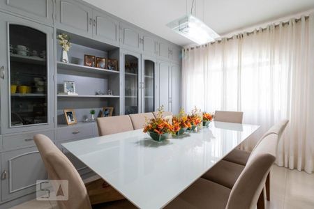 Casa à venda com 205m², 4 quartos e 2 vagas Casa à venda com 205m², 4 quartos e 2 vagasSala de Jantar