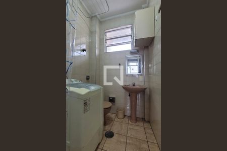 Banheiro de kitnet/studio para alugar com 1 quarto, 27m² em Boqueirão, Santos