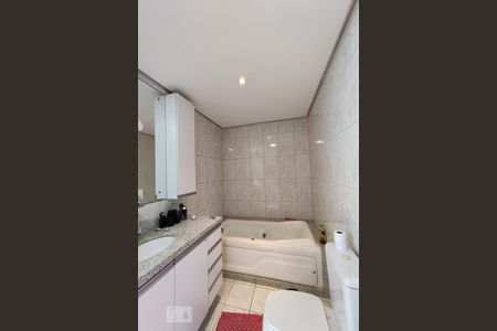 Apartamento à venda com 342m², 3 quartos e 2 vagas Apartamento à venda com 342m², 3 quartos e 2 vagasBanheiro da Suíte