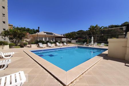 Apartamento à venda com 342m², 3 quartos e 2 vagas Apartamento à venda com 342m², 3 quartos e 2 vagasÁrea comum - Piscina