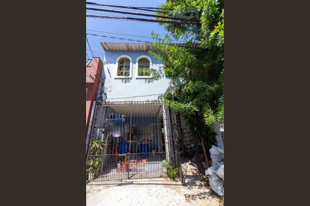 Casa à venda com 200m², 5 quartos e 2 vagas Casa à venda com 200m², 5 quartos e 2 vagasFachada